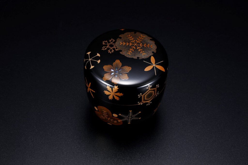 Large “karuta” maki-e lacquer on large “matsu” lacquered jujube
