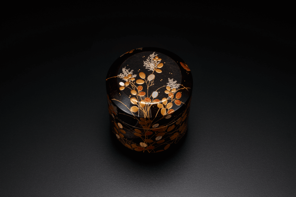 Snow-Blown Tea Caddy with Autumn Grasses and Moon Maki-e Design